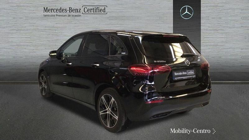 Usado Mercedes B250 217 CV (159 kW) 2024 Negro noche Monovolumen