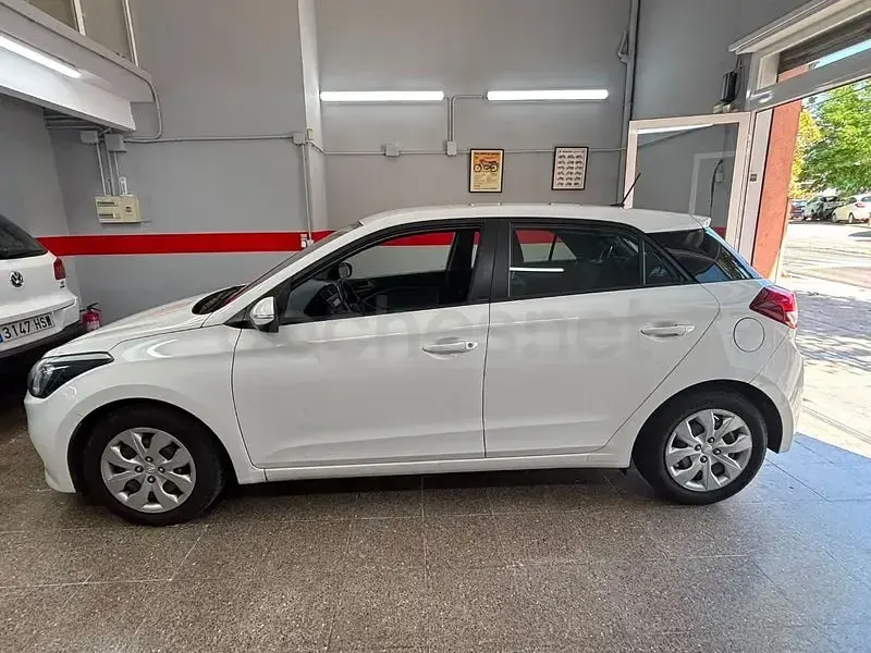 Usado Hyundai i20 100 CV (73 kW) 2017 Blanco Berlina