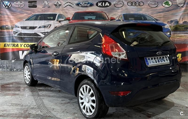Usado Ford Fiesta Trend 82 CV (60 kW) 2016 Azul Utilitario