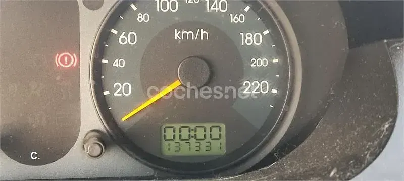 Usado Ford Fiesta Trend 100 CV (73 kW) 2004 Rojo Utilitario