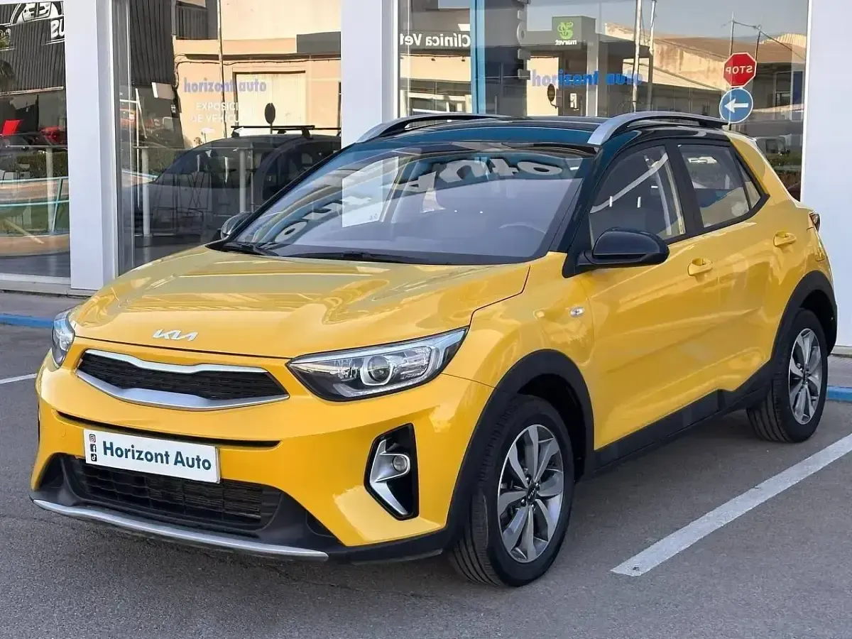 Usado Kia Stonic 84 CV (61 kW) 2023 Amarillo SUV