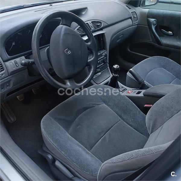 Usado Renault Laguna II Authentique 123 CV (90 kW) 2001 Beige Berlina