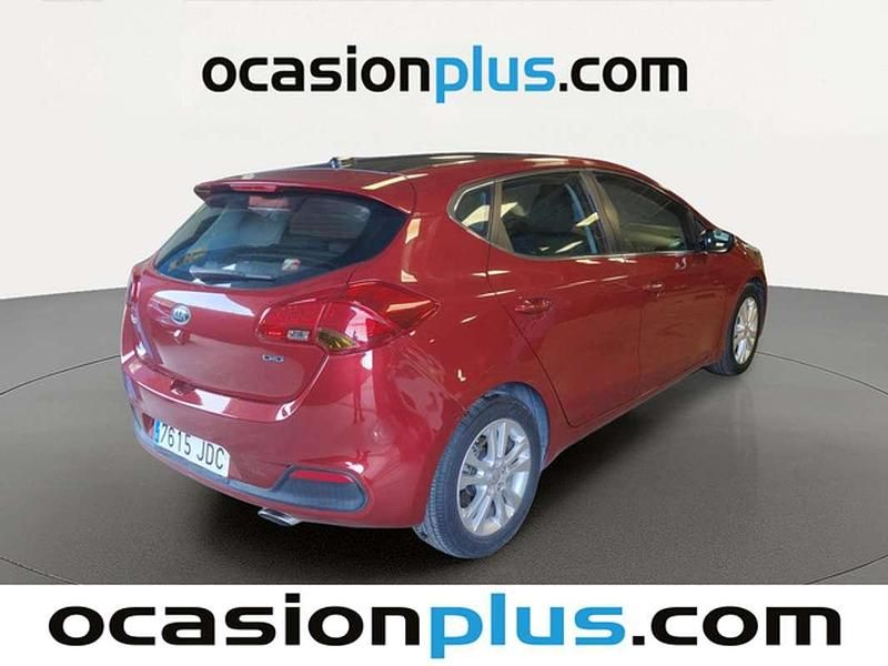 Używany Kia Ceed 90 KM (66 kW) 2015 Czerwony Hatchback
