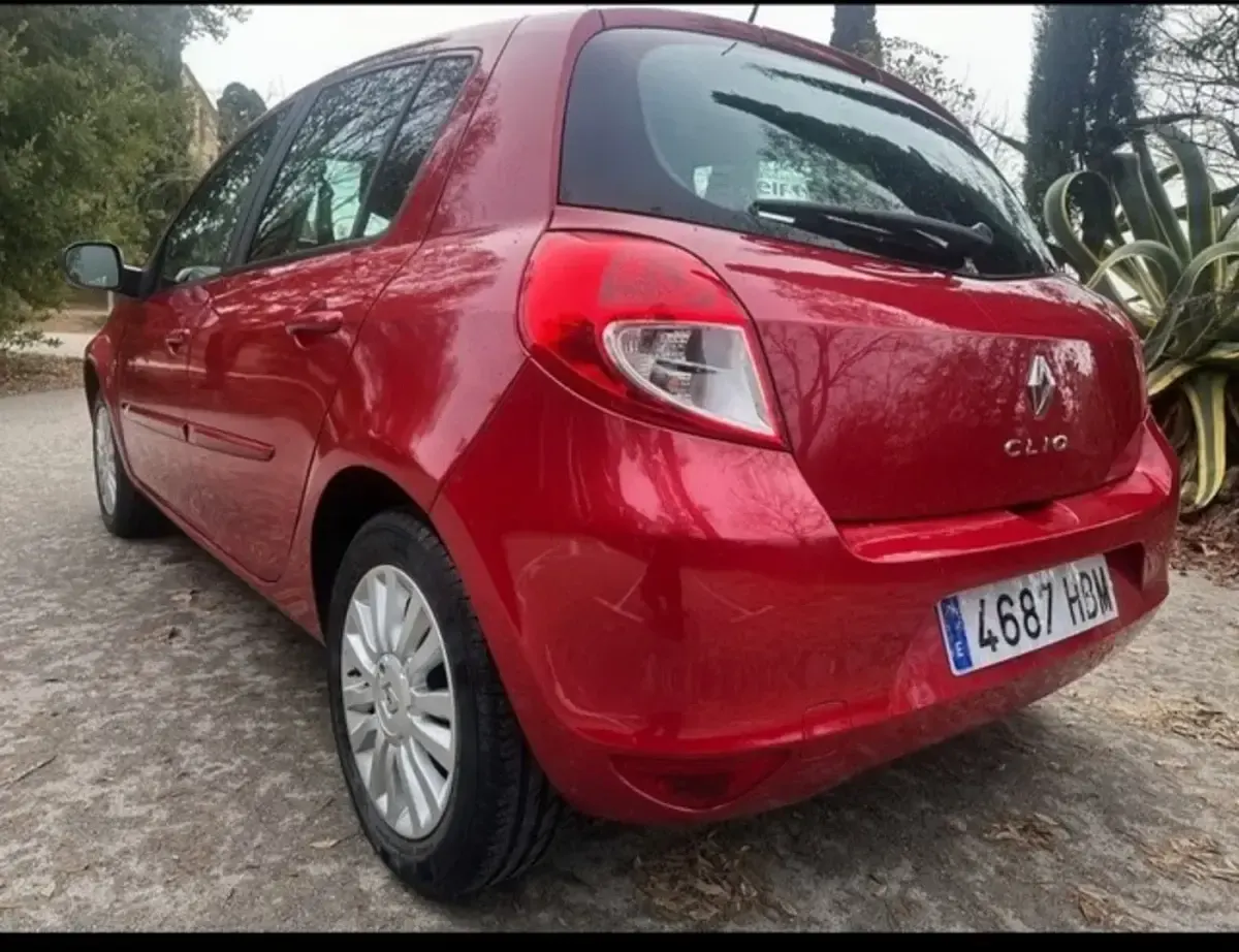 Usado Renault Clio 75 CV (55 kW) 2011 Rojo