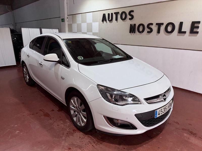Usado Opel Astra Excellence 130 CV (95 kW) 2013 Blanco Berlina