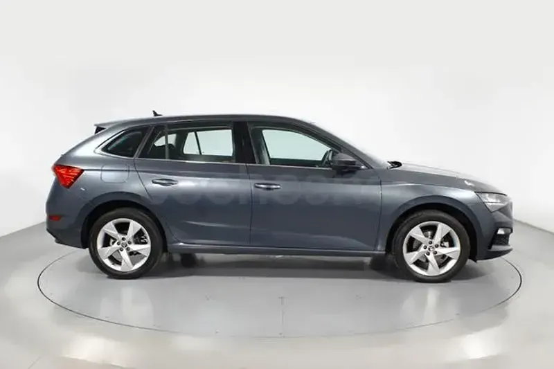 Usado Skoda Scala Ambition 110 CV (80 kW) 2021 Gris / plata Utilitario