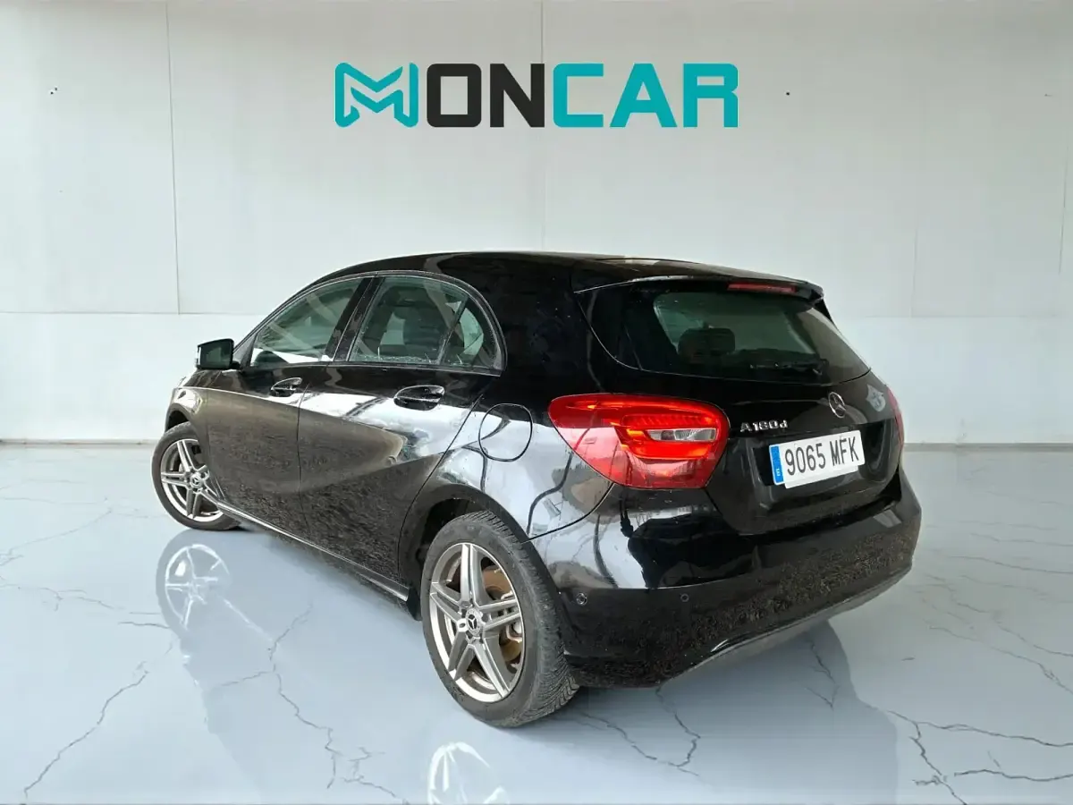 Usado Mercedes A180 109 CV (80 kW) 2017 Negro Berlina