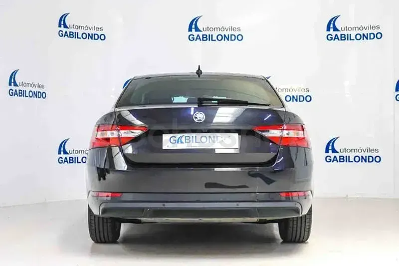 Usado Skoda Superb Style 218 CV (160 kW) 2021 Negro Berlina
