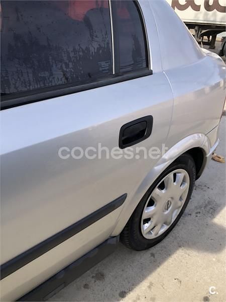 Usado Opel Astra Eco 75 CV (55 kW) 2001 Gris / plata Berlina