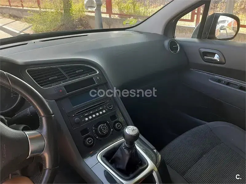 Usado Peugeot 5008 Style 120 CV (88 kW) 2016 Beige Monovolumen