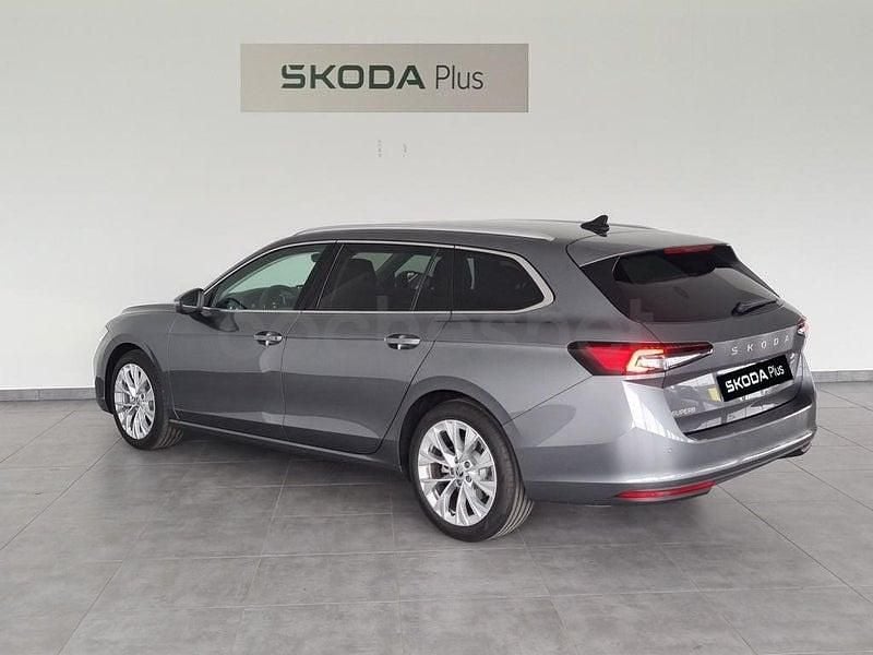 Usado Skoda Superb Selection 150 CV (110 kW) 2024 Gris / plata Familiar