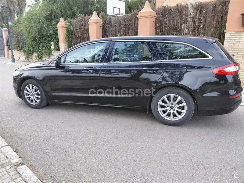 Usado Ford Mondeo Trend 120 CV (88 kW) 2016 Negro Familiar