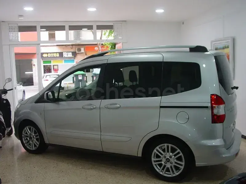 Usado Ford Tourneo Courier Titanium 100 CV (73 kW) 2019 Gris / plata Monovolumen