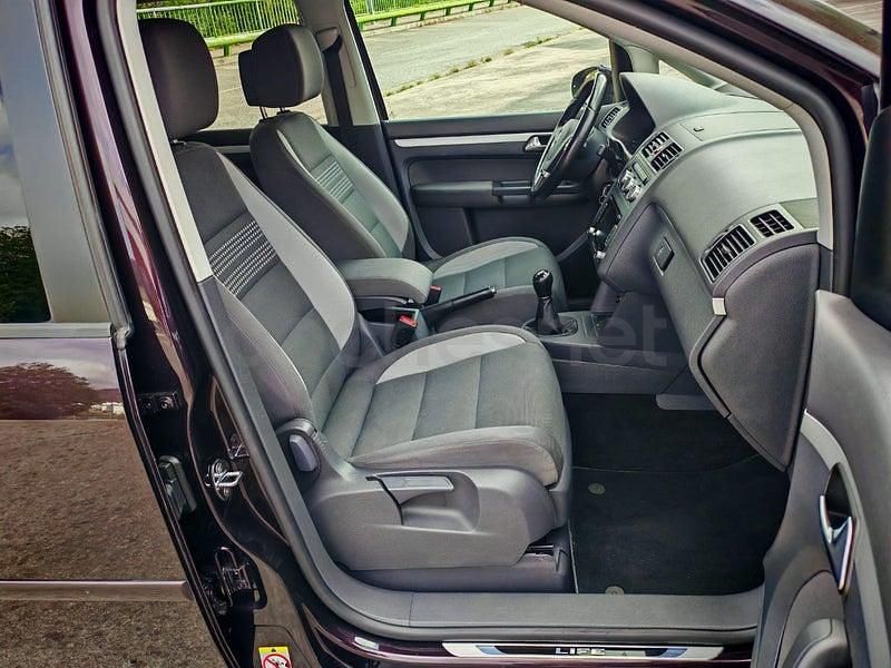 Usado VW Touran Advance 140 CV (102 kW) 2013 Violeta / lila Monovolumen