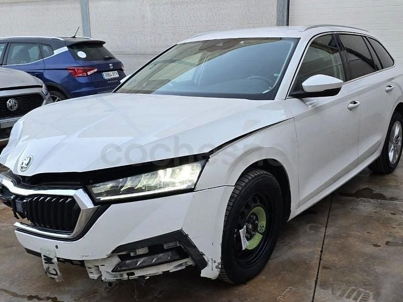 Usado Skoda Octavia 110 CV (80 kW) 2022 Blanco Familiar