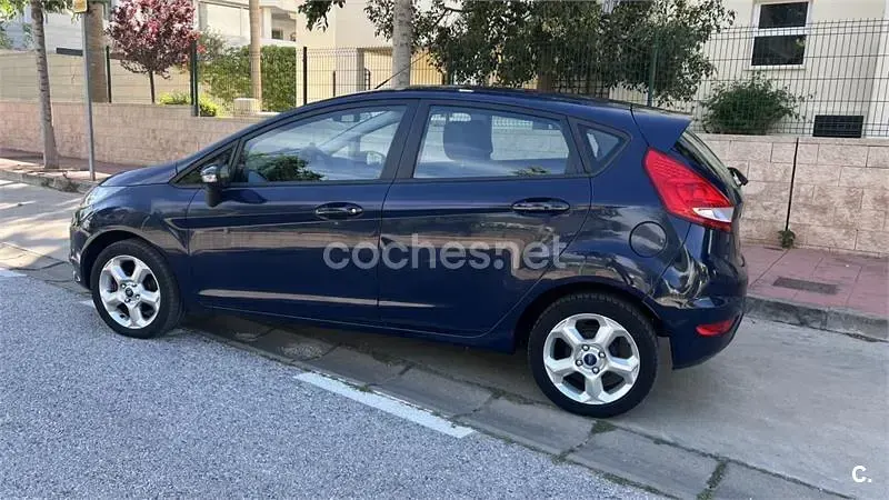 Usado Ford Fiesta Trend 82 CV (60 kW) 2011 Azul Berlina
