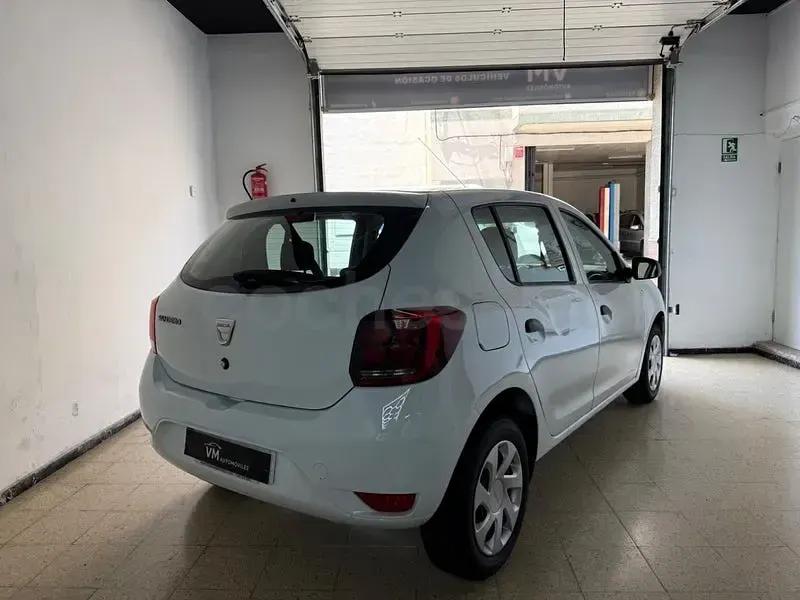 Usado Dacia Sandero Ambiance 73 CV (53 kW) 2018 Blanco Berlina