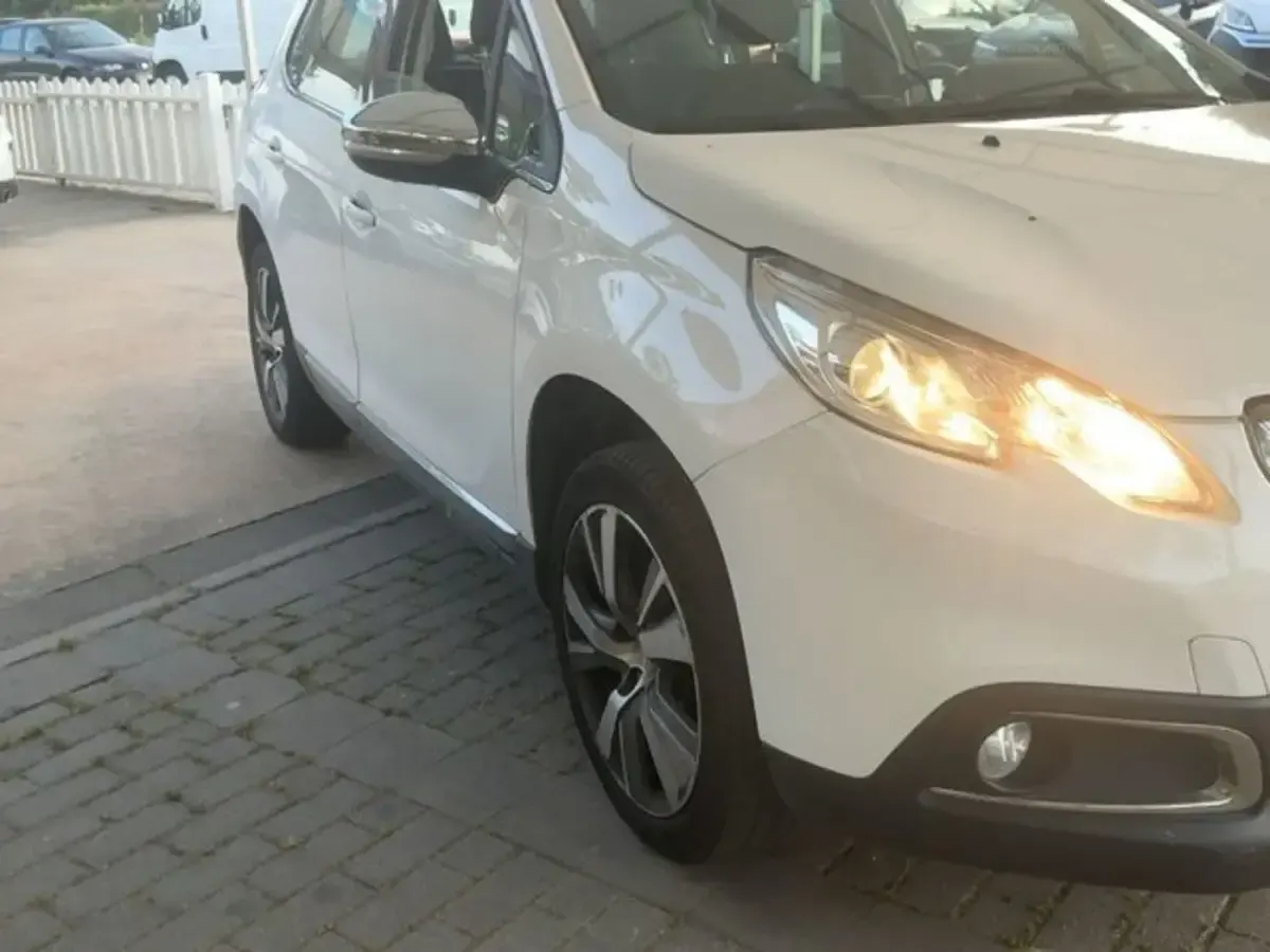 Usado Peugeot 2008 Allure 120 CV (88 kW) 2013 Blanco SUV