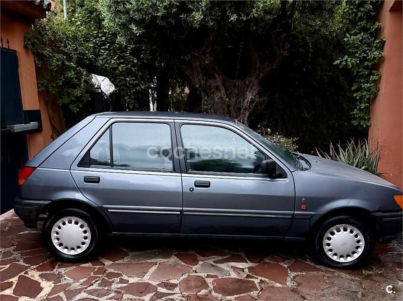 Usado Ford Fiesta Ghia 71 CV (52 kW) 1991 Gris / plata Utilitario