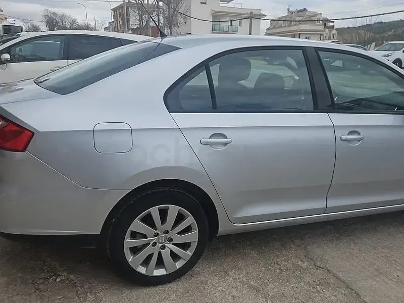Usado Seat Toledo Ecomotive 105 CV (77 kW) 2013 Gris / plata Utilitario