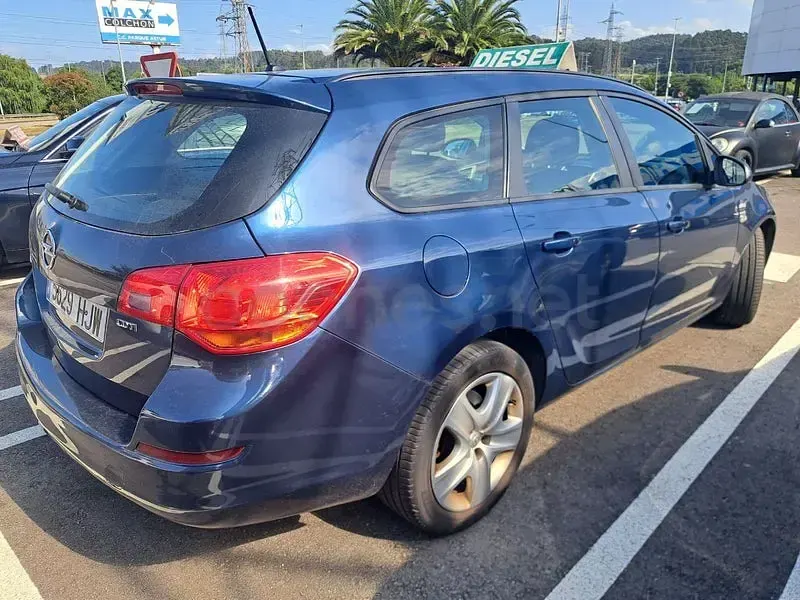 Usado Opel Astra Business 110 CV (80 kW) 2014 Azul Familiar