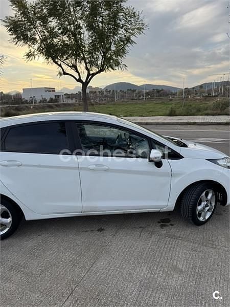 Usado Ford Fiesta Trend 82 CV (60 kW) 2011 Blanco Utilitario