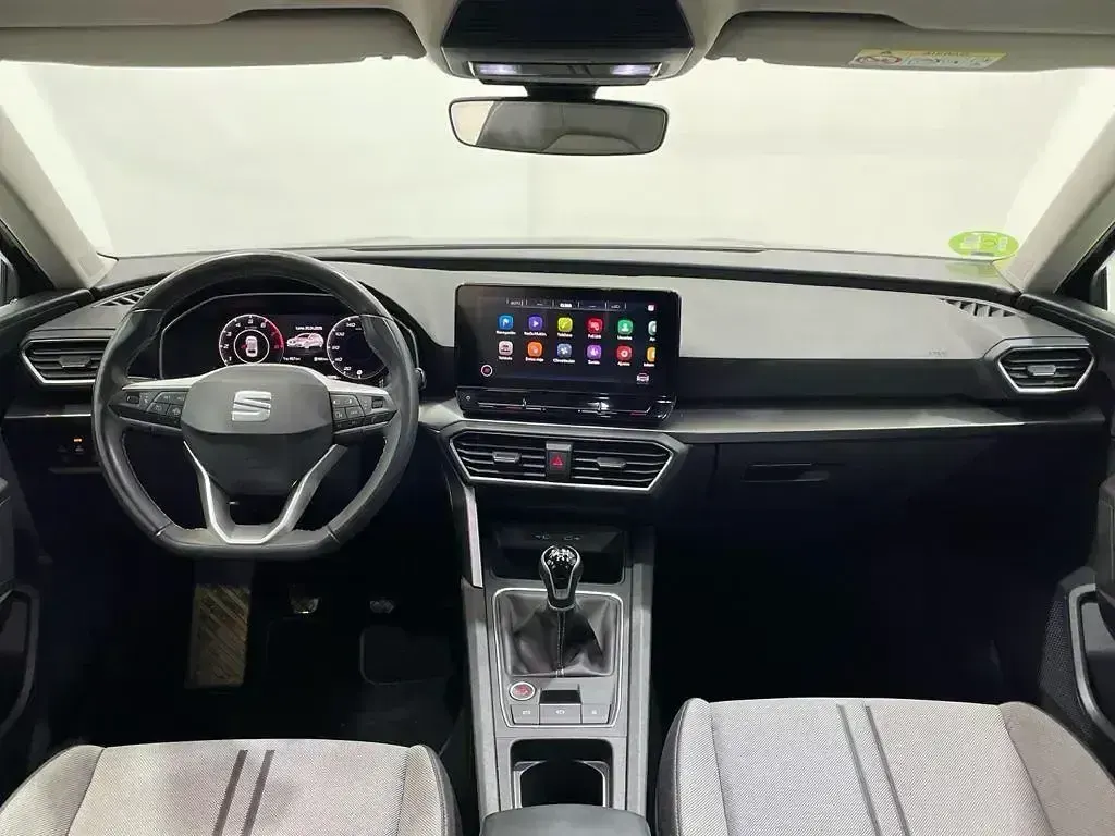 Usado Seat Leon Style 130 CV (95 kW) 2022 Negro Familiar