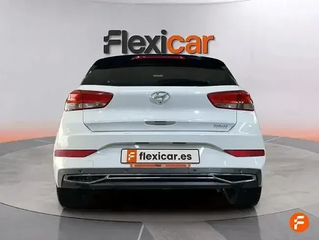 Usado Hyundai i30 120 CV (88 kW) 2021 Blanco Berlina