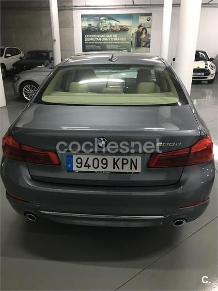 Gris / plata Usado 2018 BMW 520 Luxury Line Berlina | 23.950 € (Un poco caro) - Imagen 1/4