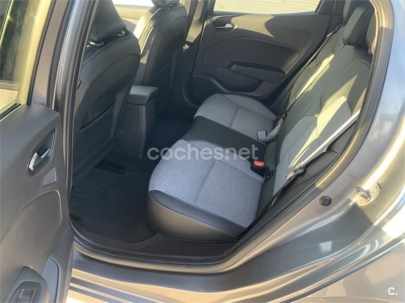 Usado Renault Clio V Techno 90 CV (66 kW) 2024 Gris / plata Berlina