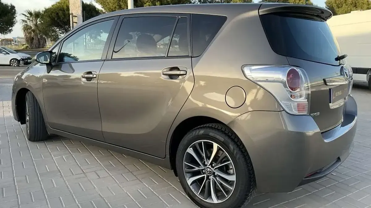 Usado Toyota Verso Advance 112 CV (82 kW) 2016 Gris / plata Monovolumen