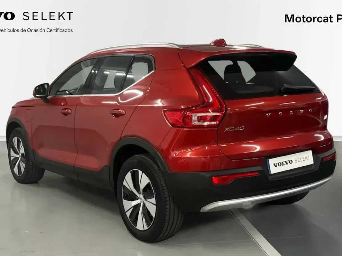 Usado Volvo XC40 Core 129 CV (94 kW) 2023 Rojo fusion m. c725e SUV