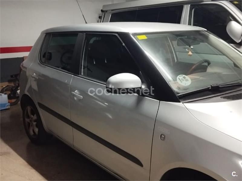 Usado Skoda Fabia Style 90 CV (66 kW) 2011 Gris / plata Berlina