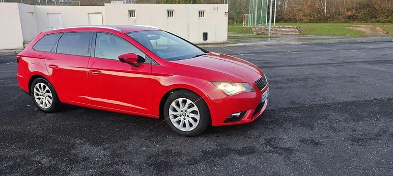 Usado Seat Leon Style 115 CV (84 kW) 2016 Rojo Familiar