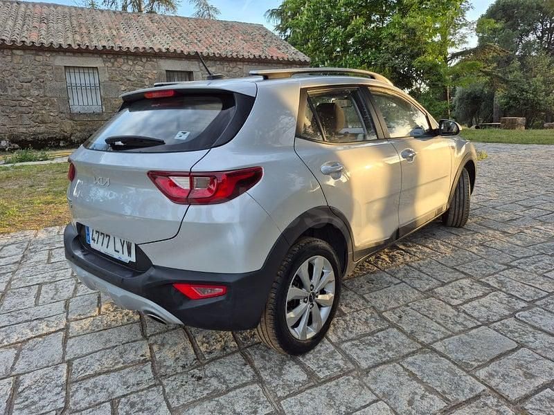 Usado Kia Stonic 100 CV (73 kW) 2022 Gris / plata SUV