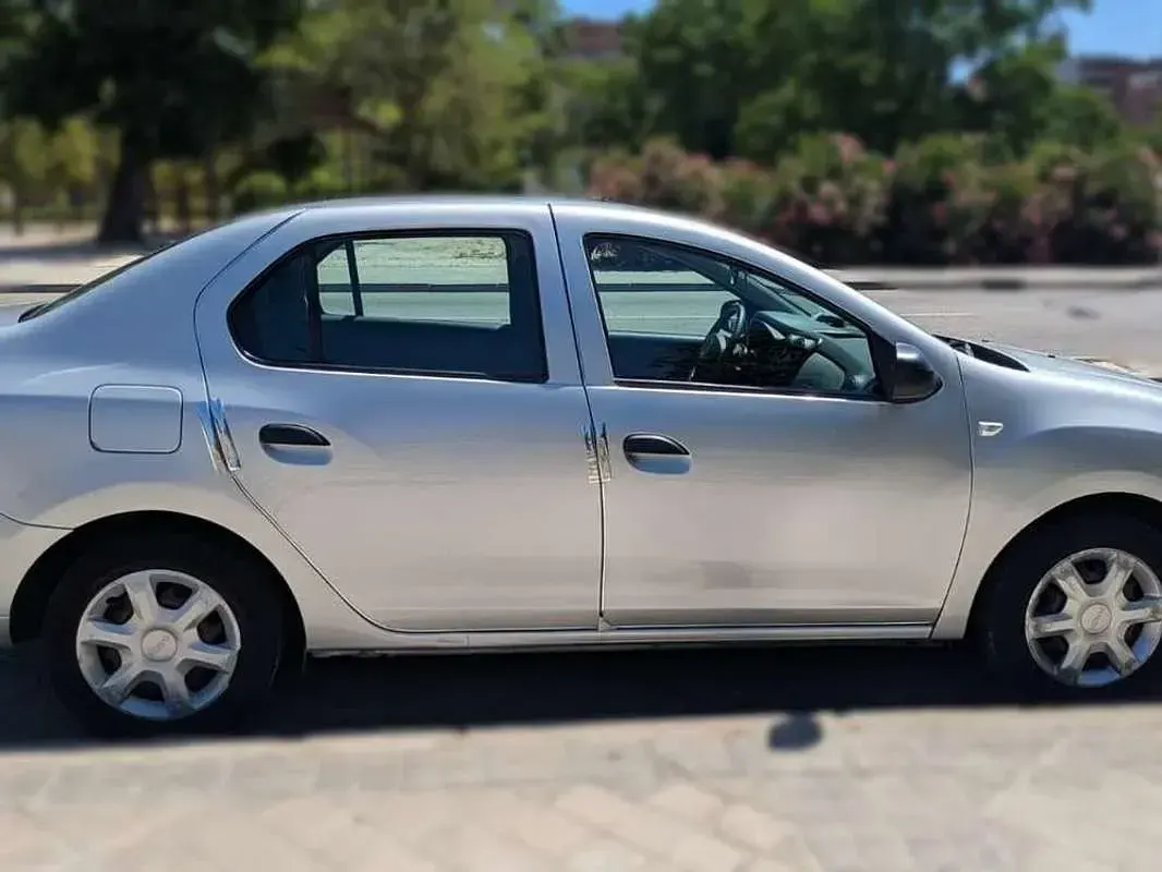 Usado Dacia Logan Ambiance 90 CV (66 kW) 2013 Gris Utilitario