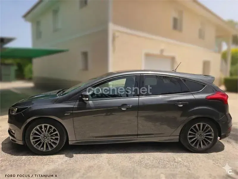 Usado Ford Focus ST-Line 120 CV (88 kW) 2018 Gris / plata Berlina