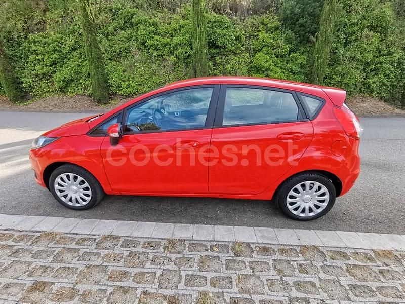 Usado Ford Fiesta Trend 82 CV (60 kW) 2015 Rojo Berlina