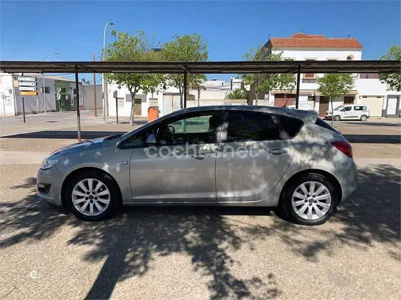Usado Opel Astra Enjoy 110 CV (80 kW) 2011 Gris / plata Berlina
