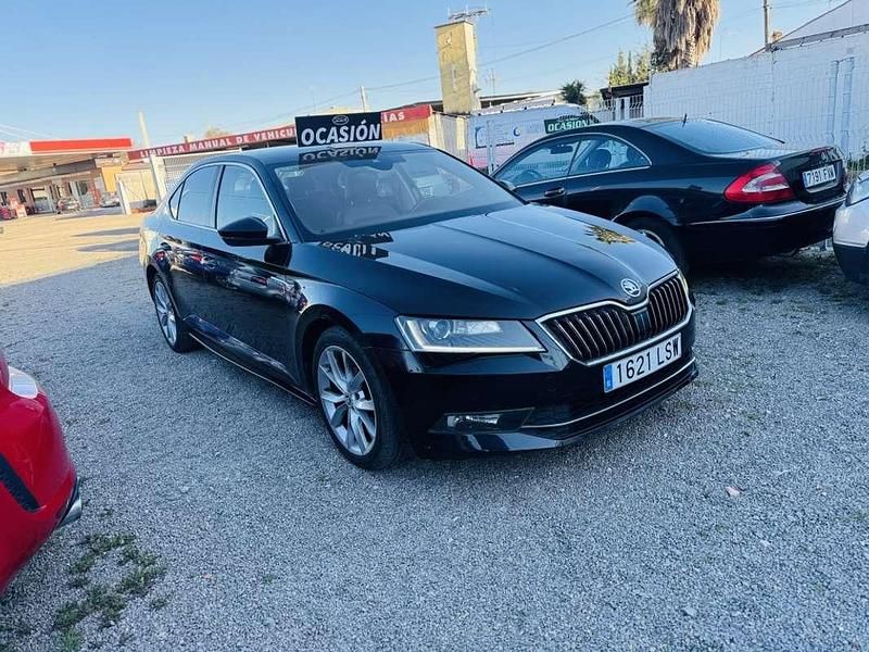 Usado Skoda Superb Active 150 CV (110 kW) 2016 Negro Berlina