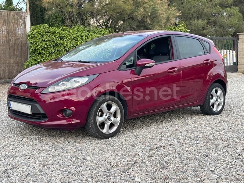 Granate Usado 2009 Ford Fiesta Titanium Utilitario | 4900 € (Precio justo) - Imagen 1/4