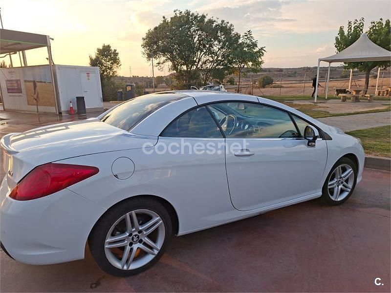 Usado Peugeot 308 CC Active 122 CV (89 kW) 2011 Blanco Descapotable