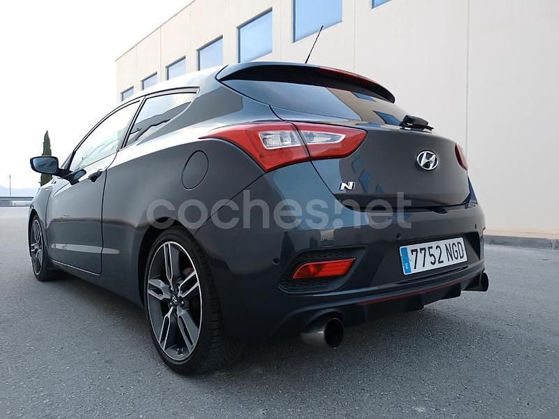 Usado Hyundai i30 Turbo 186 CV (136 kW) 2015 Gris / plata Berlina