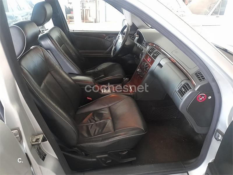 Usado Mercedes E270 Elegance 170 CV (125 kW) 2002 Gris / plata Berlina