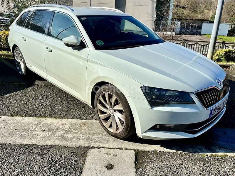 Usado Skoda Superb Style 150 CV (110 kW) 2016 Blanco Familiar