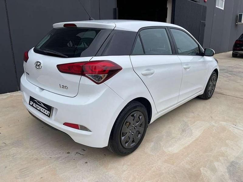 Usado Hyundai i20 75 CV (55 kW) 2017 Blanco Utilitario