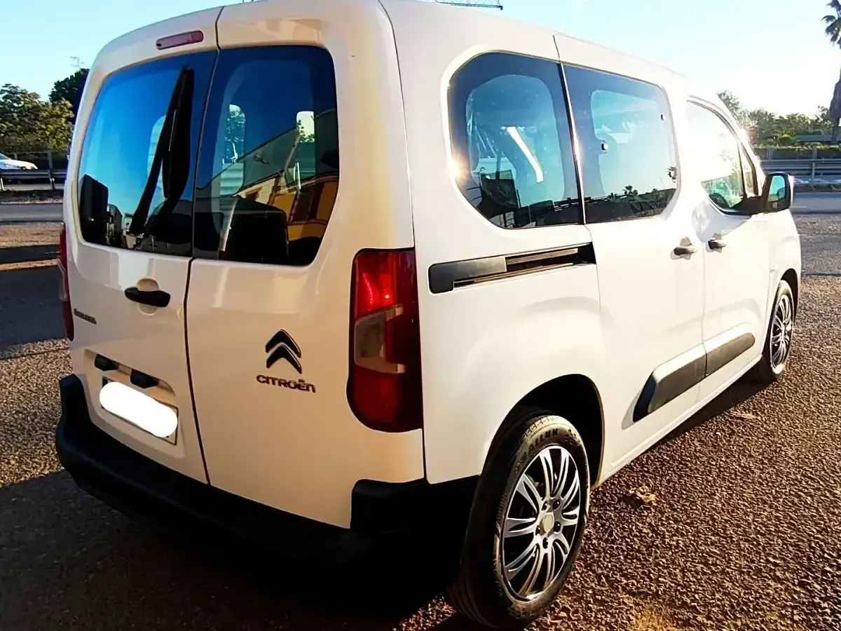 Usado Citroën Berlingo Rip Curl 102 CV (75 kW) 2021 Blanco Monovolumen