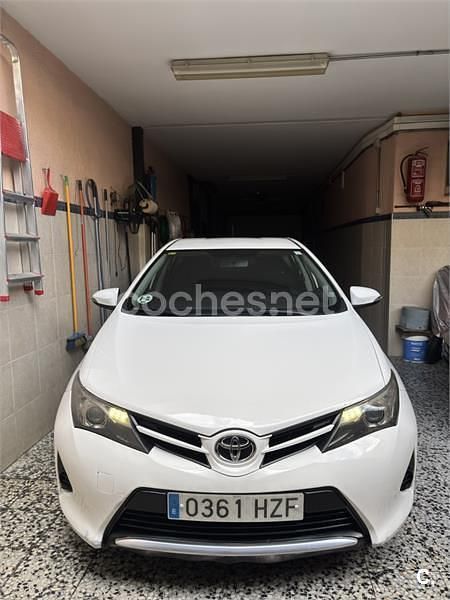 Usado Toyota Auris Active 90 CV (66 kW) 2014 Blanco Berlina