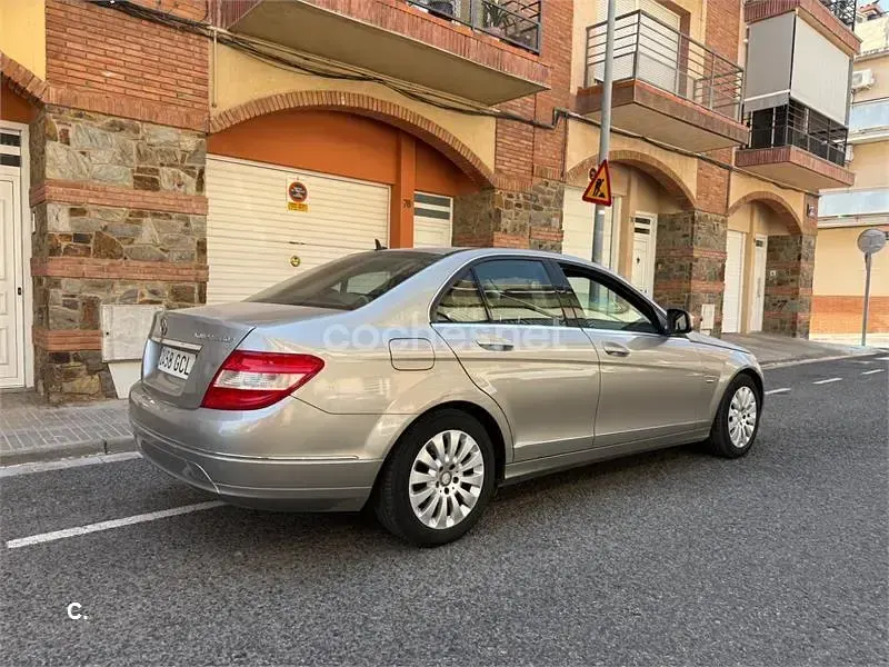Usado Mercedes C180 Elegance 143 CV (105 kW) 2008 Gris / plata Berlina
