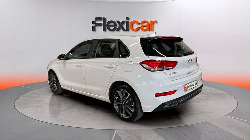Usado Hyundai i30 110 CV (80 kW) 2023 Blanco Berlina